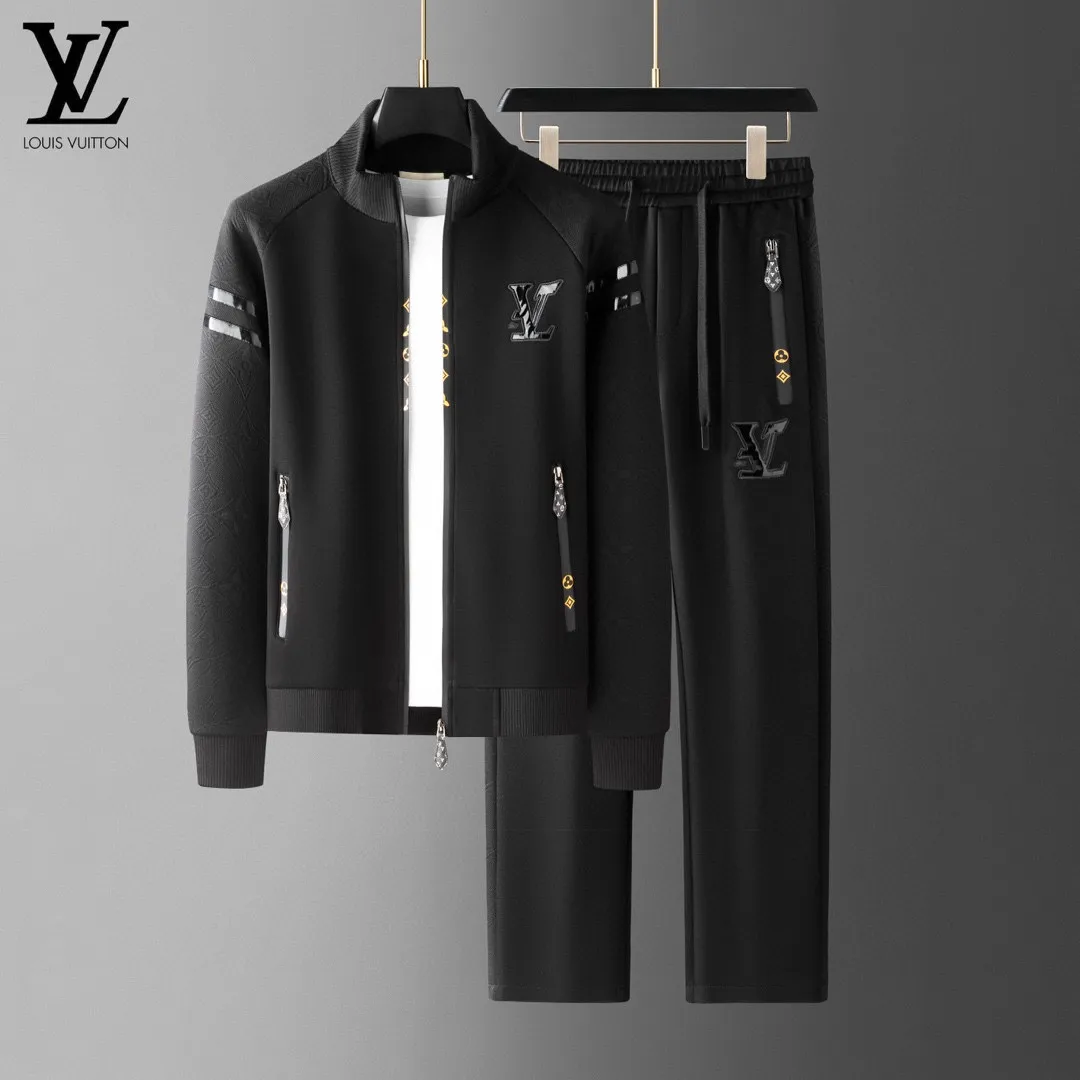 🅿️620 [LV Louis Vuitton] hot-selling suit is coming. Focus on the original version of the official website. 2025 new hot-selling cardigan and sweatshirt suit. The original order is the best. 🇭🇰The meticulous work of top designers. It has a fitting and perfect upper body effect. All-natural high-quality Tencel Roman cotton 100%, close-fitting comfort, noble and elegant! Original hardware embodies elegance and nobility! Counter size: M-4XL (up to 190 pounds)